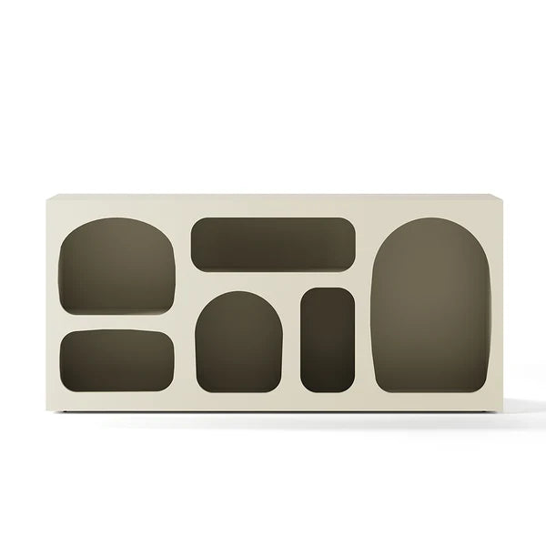 طاولة تليفزيون مودرن مقاس 130×60 سم باللون الأسود والأوف وايت مع شاشة وديكورات من Fekra Home.