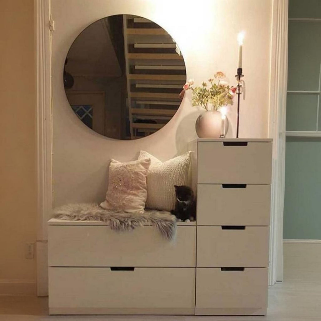 وحدة أدراج مودرن بيضاء أنيقة مع مرآة مستديرة وديكور عصري لغرفة النوم Modern white dresser with round mirror