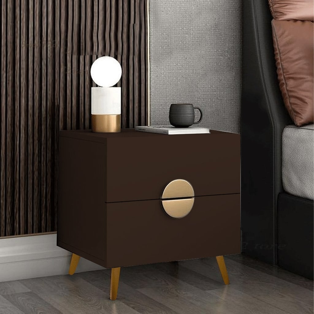 كومودينو مودرن بني مع لمسات ويد دائرية ذهبية وأرجل ذهبية بجانب السرير Brown modern nightstand with gold handles and legs