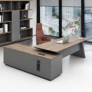 مكتب عمل تنفيذي راقٍ بمساحة واسعة وتصميم عصري انسيابي